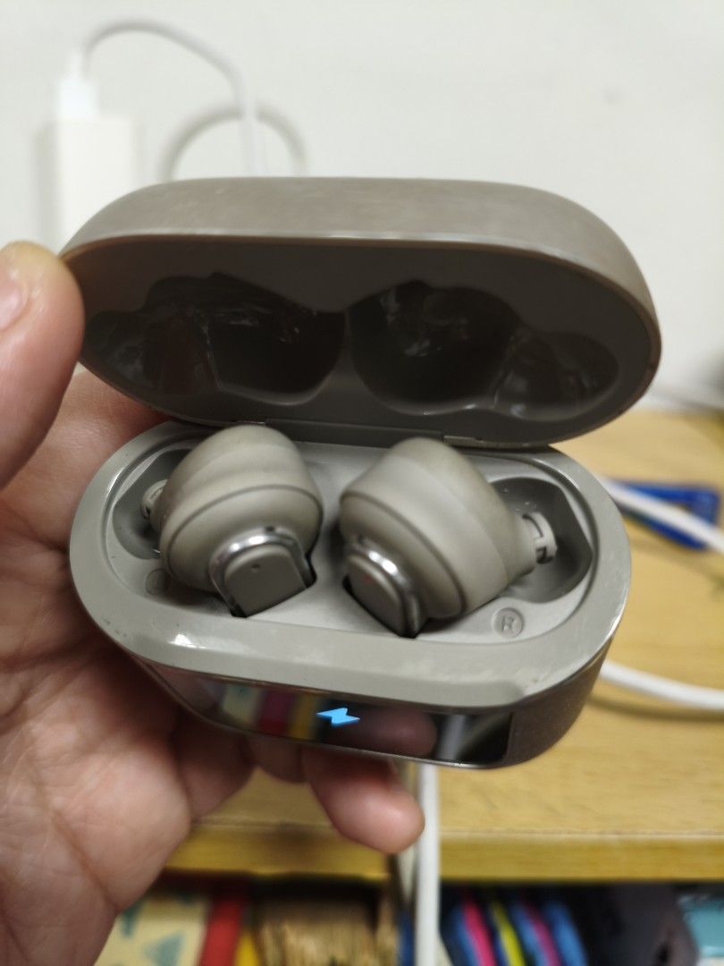 Wireless Earbuds with Charging Case and Display505597109344686083