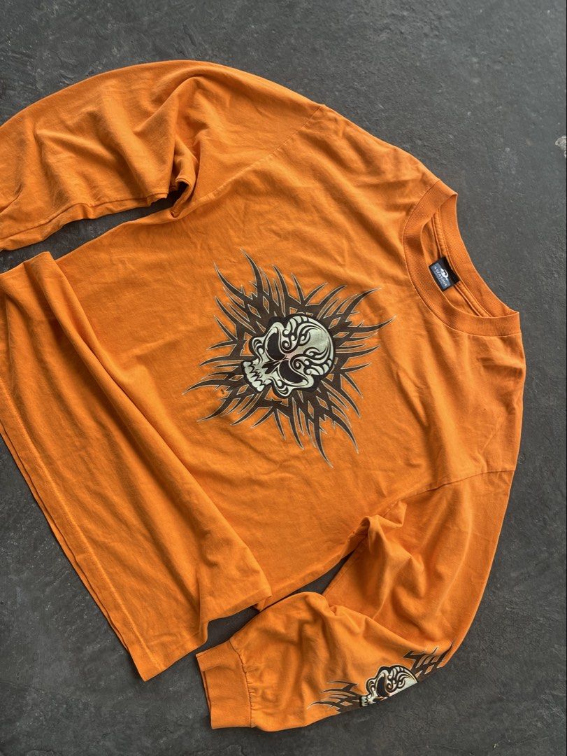 y2k VINTAGE (Category: Hoodies) located in Manila. Submitted by mr.daco (Listing ID 1448489831, Image 2). Description: Dimes:20x28 No issue Need wash only Kindly pm if interested Get niyo na pandagdag tuition lng po.