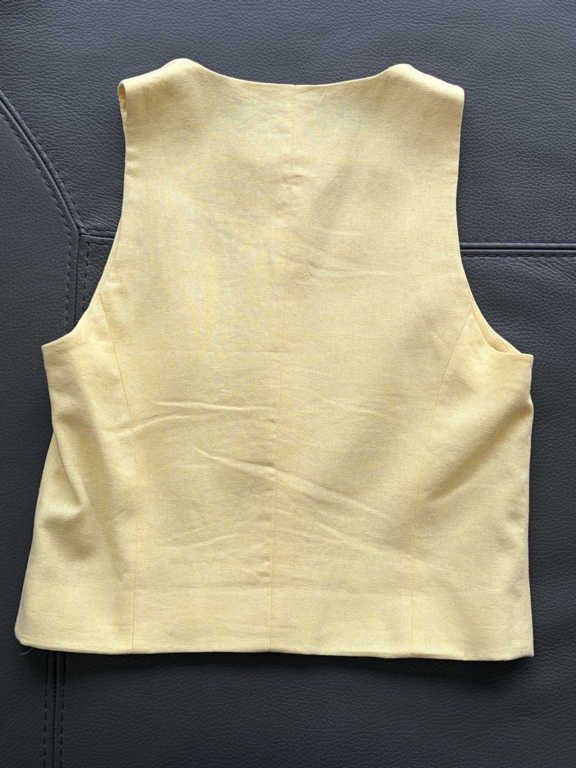 ZARA Yellow Sleeveless Button-Up Vest Top （分類：背心）位於 Hong Kong。 由 Luxvibes 提交（商品編號 1448591089，圖片 2）。簡介： Yellow vest from ZARA. Sleeveless design with button-up front. Made in Morocco. Size XS. Looks great layered over a t-shirt or worn on its own. Simple and classic style.。