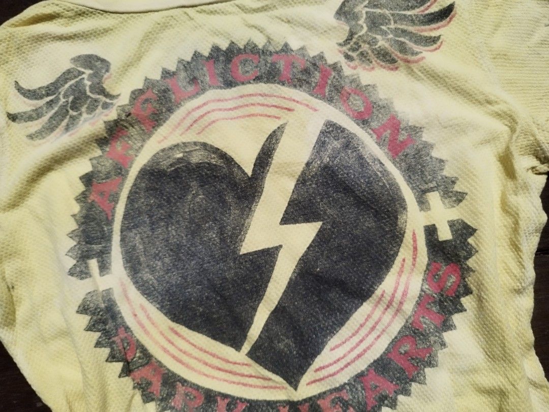 Affliction american customs dark hearts henley tee (Category: Shirts) located in Lingayen. Submitted by chic_00 (Listing ID 1453166408, Image 3). Description: small best fit medium no issue.