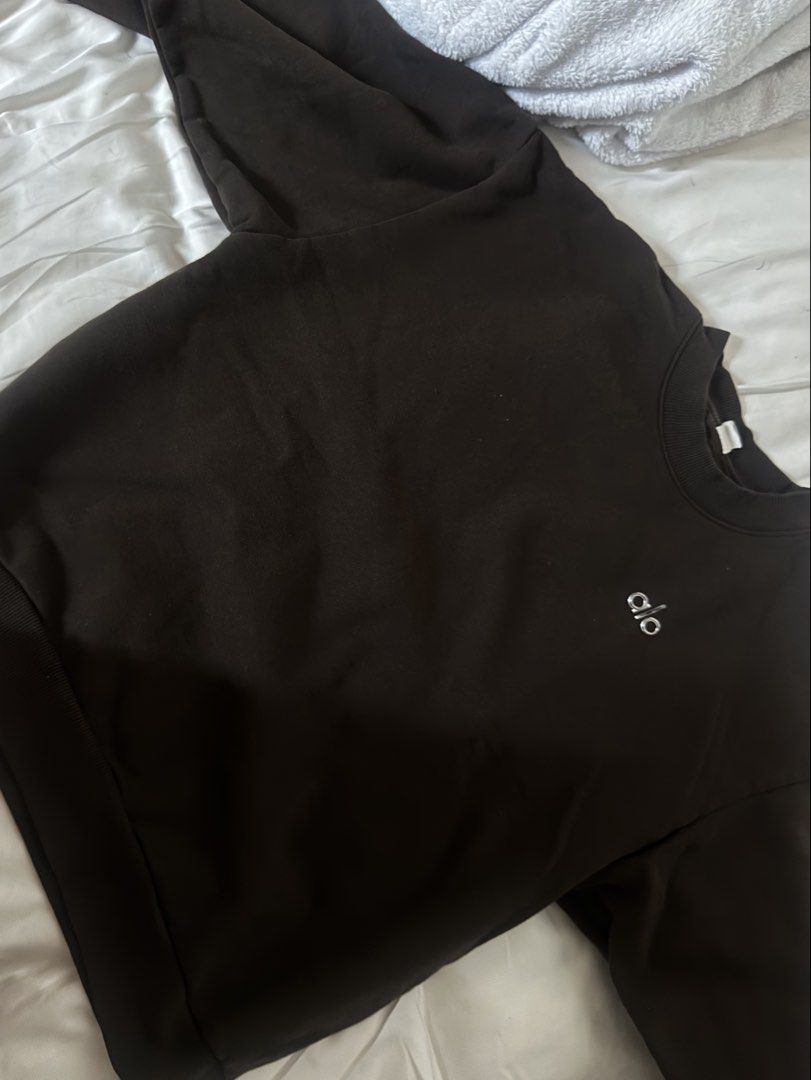 Alo sweater brown (Category: Hoodies) located in Manila. Submitted by emilyclothes.usa (Listing ID 1453102493, Image 2). Description: Alo Yoga Jacket – Authentic Selling my 100% authentic Alo Yoga jacket, purchased directly from an Alo store. Condition is still very good overall. The only flaws are: * The “L” in the Alo logo has a slight lift on one edge. It isn’t peeling off, and a small amount of fabric glue can easily fix it. * There is also v