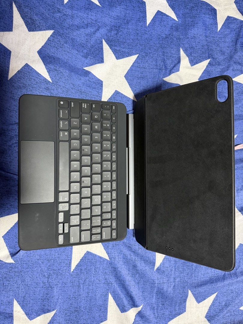Apple magic keyboard (Category: Cases & Sleeves) located in Singapore. Submitted by sivaax (Listing ID 1453146607, Image 1). Description: Very new, no damages Price can be negotiated Used it for 6months .