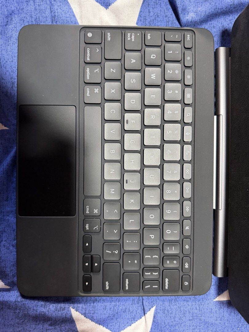 Apple magic keyboard (Category: Cases & Sleeves) located in Singapore. Submitted by sivaax (Listing ID 1453146607, Image 2). Description: Very new, no damages Price can be negotiated Used it for 6months .