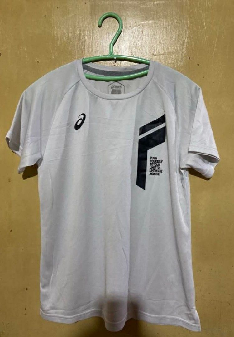 ASICS Limo gel running tee (Category: Activewear) located in Meycauayan. Submitted by epicforest_231b9d (Listing ID 1453131251, Image 1). Description: - White ASICS t-shirt - Short sleeves, crew neck - Front graphic print: 'PUSH YOURSELF TO YOUR LIMIT TO LIVE IN THE MOMENT' - Reflective detail on the back - Ideal for running and training - 380 pesos - Free Shipping.