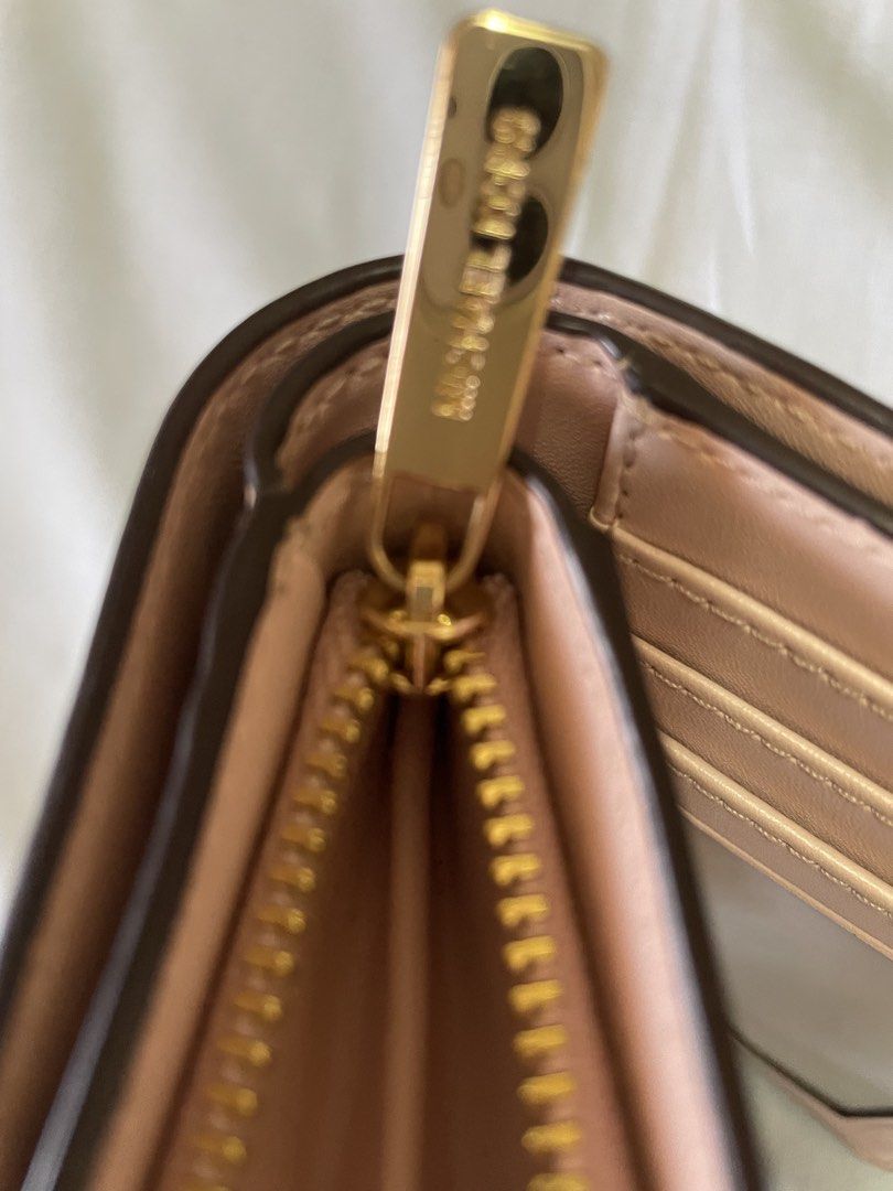 Authentic preloved michael kors two fold wallet with coin purse (Category: Luxury Bags & Wallets) located in Caloocan City. Submitted by prelovedbybets (Listing ID 1453098040, Image 3). Description: Bought in jspan two fold with coin purse preloved .