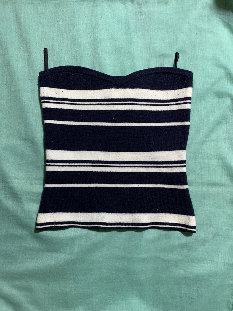 Aritzia Babaton Striped Sweetheart Top (Category: Sleeveless) located in Quezon City. Submitted by chexmix (Listing ID 1453133057, Image 1). Description: flaw: fluff, but can be removed xs to small vv thick fabric and flattering.