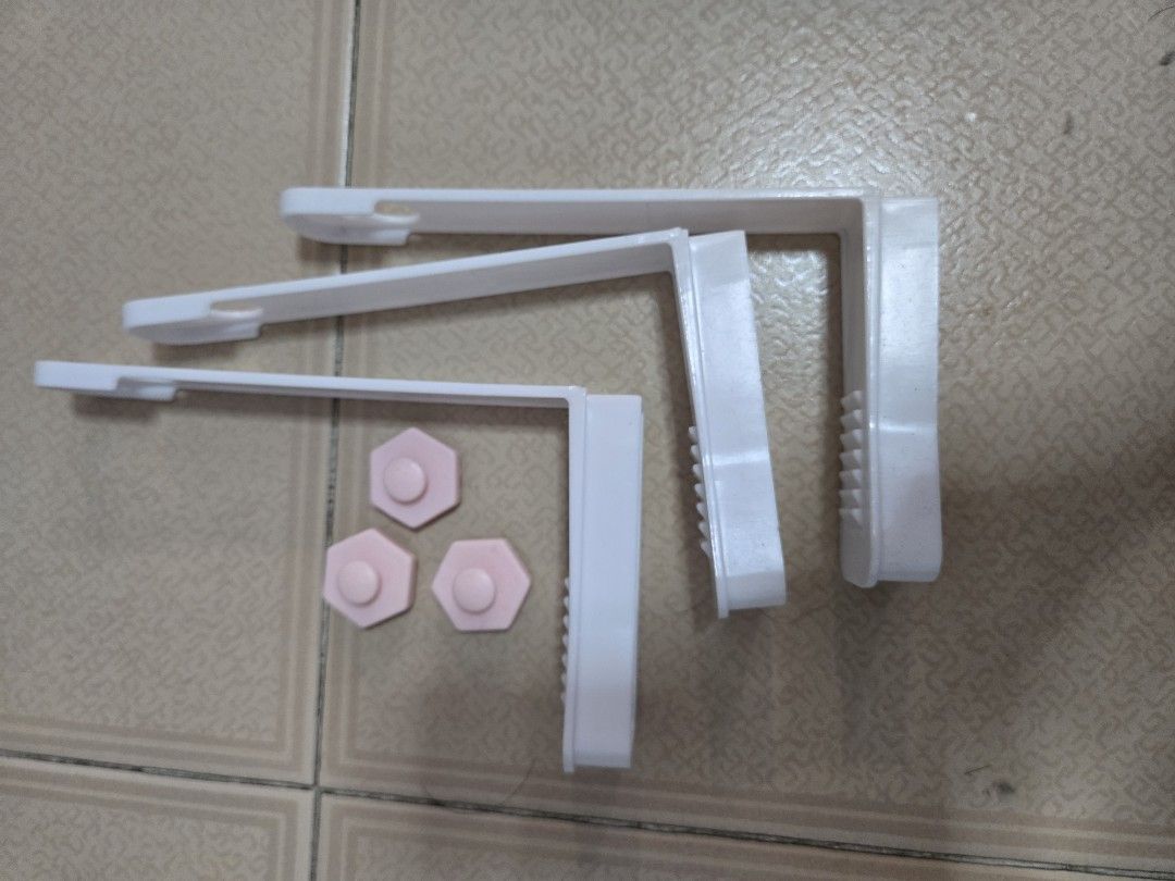Bed sheet securing solutions (Category: Home Improvement Tools & Accessories) located in Singapore. Submitted by onlyexample99 (Listing ID 1453180010, Image 3). Description: 10 for all.