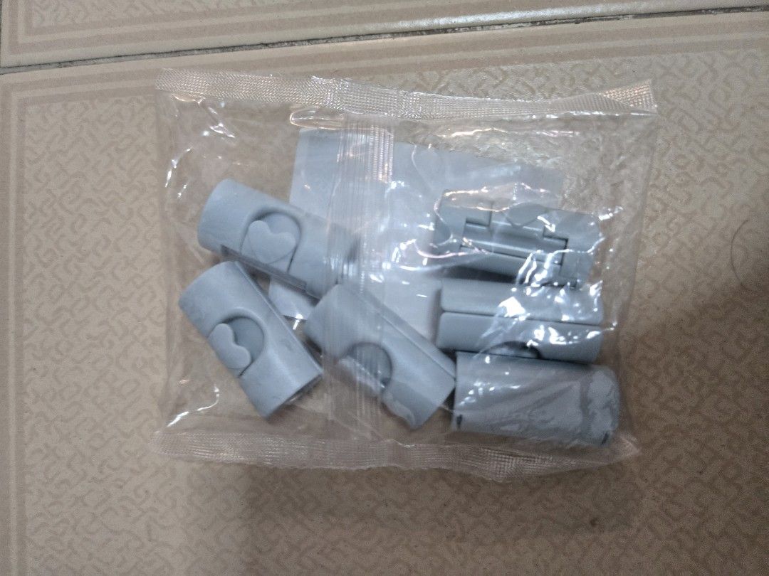 Bed sheet securing solutions (Category: Home Improvement Tools & Accessories) located in Singapore. Submitted by onlyexample99 (Listing ID 1453180010, Image 1). Description: 10 for all.