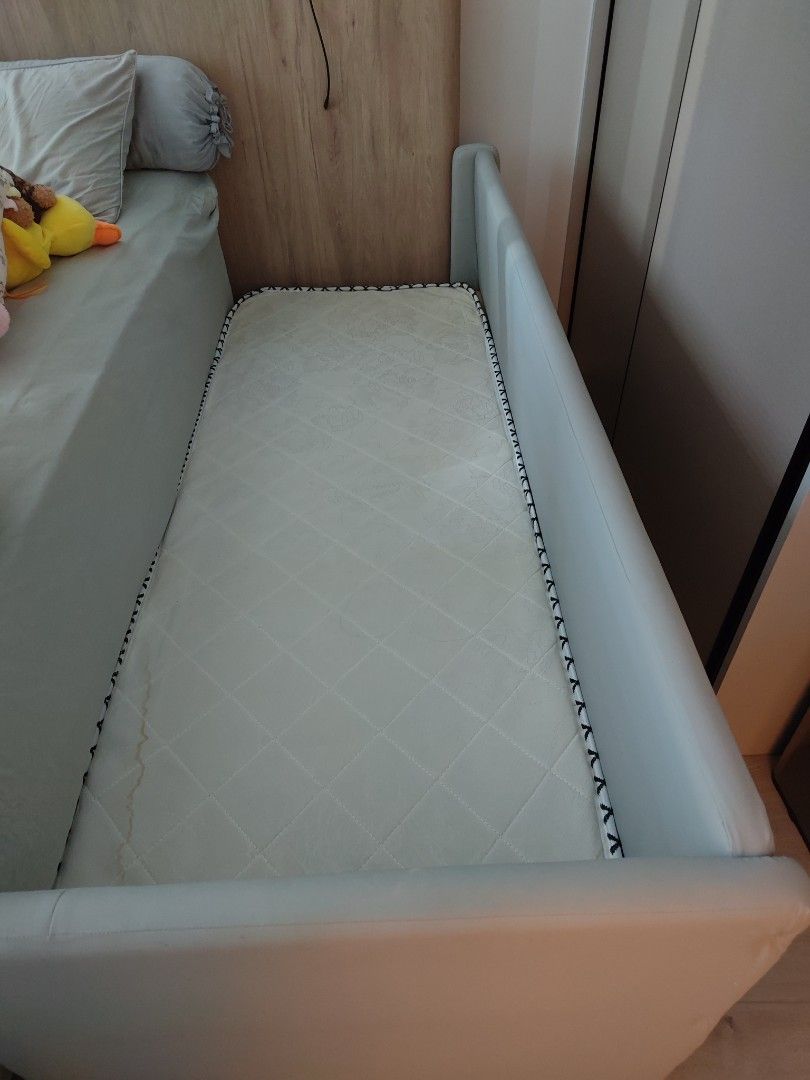 Bedside cot (Category: Childrens' Beds) located in Singapore. Submitted by racoiaw (Listing ID 1453101674, Image 2). Description: meaures 180x70x40cm bedside cot to transit your child to a bed kindly arrange for self collection at my location. do let me know if disassembly is required but note that the screws may be looser when assembling again.