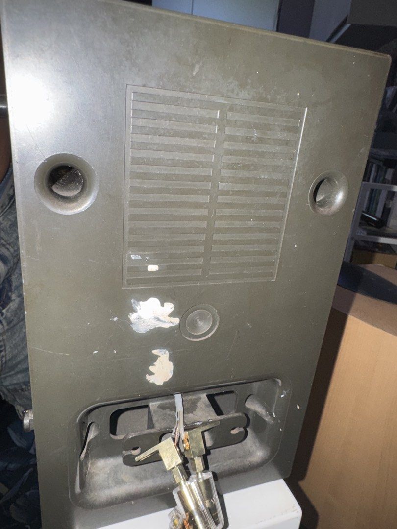 BENYTONE speaker (Category: Soundbars, Speakers & Amplifiers) located in Singapore. Submitted by shuaij3139487 (Listing ID 1453209083, Image 2). Description: “A pair of speakers with dead tweeters.”.
