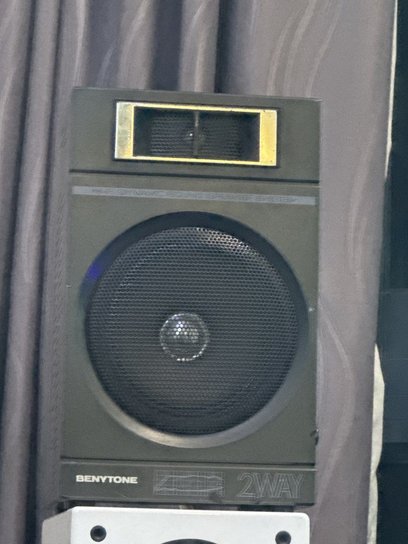 BENYTONE speaker (Category: Soundbars, Speakers & Amplifiers) located in Singapore. Submitted by shuaij3139487 (Listing ID 1453209083, Image 1). Description: “A pair of speakers with dead tweeters.”.