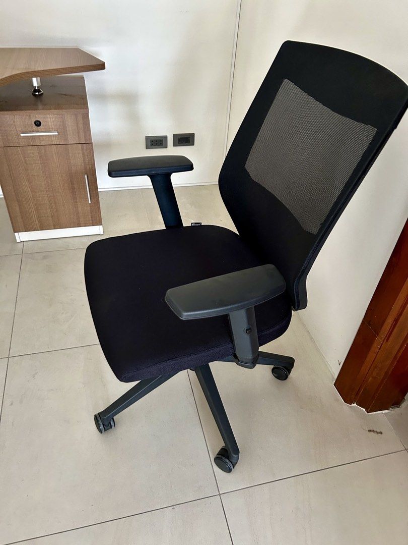 Ergo Black Mesh Back Office Chair with Armrests (Category: Chairs) located in Mandaluyong City. Submitted by jamieapple (Listing ID 1453117061, Image 2). Description: - Black mesh back office chair - Padded armrests for comfort - Comfortable seat cushion - Smooth-rolling wheels for easy mobility - Ideal for home office or workspace - Made in Taiwan.
