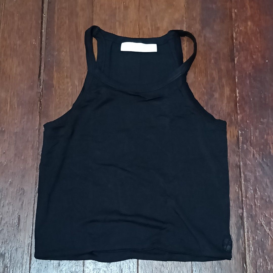 Blanc Basics- Halter Tank in Onyx (Category: Sleeveless) located in Pasig City. Submitted by clarsethsof.ph (Listing ID 1424428078, Image 2). Description: Condition- Brand new Size- Medium -stretchy -good condition rfs: decluttering.