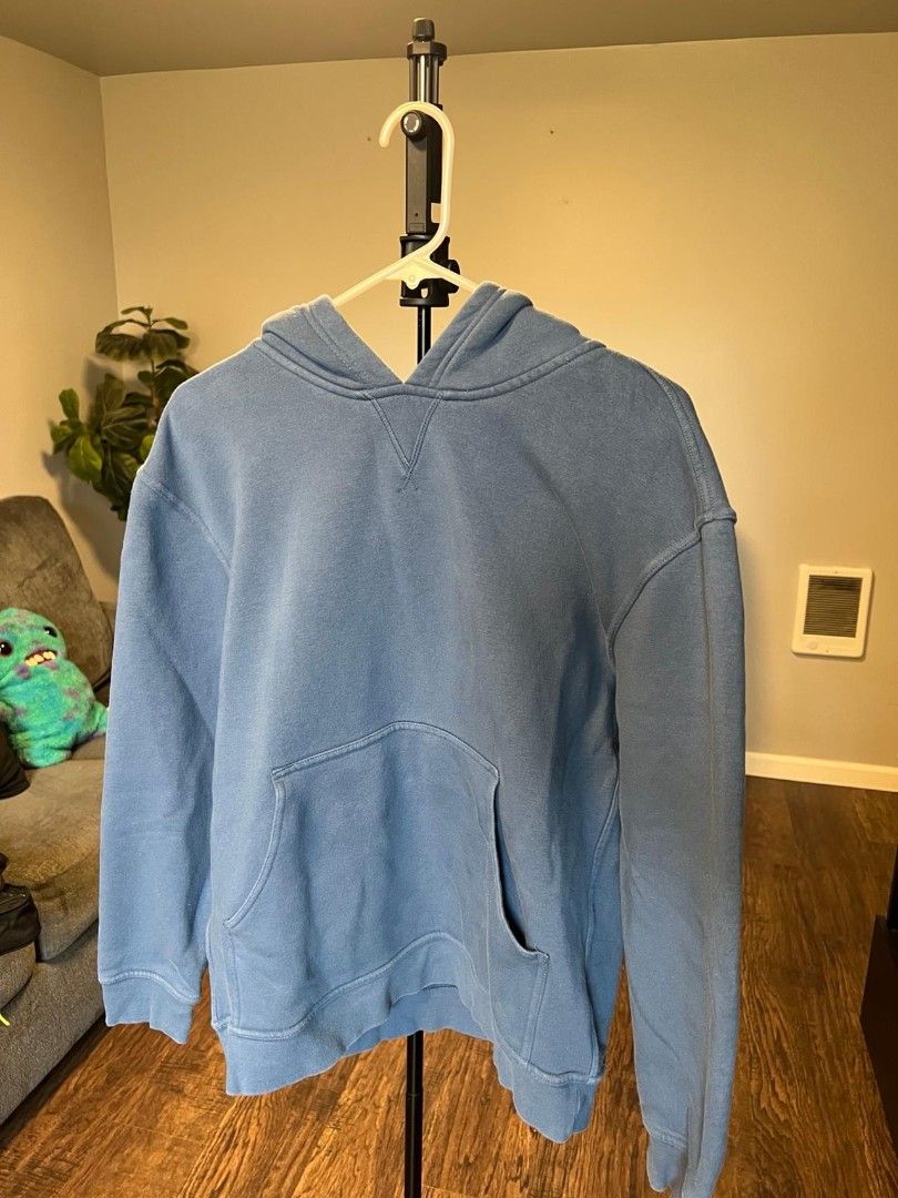 Blue Pullover Hoodie (Category: Coats, Jackets and Outerwear) located in Manila. Submitted by amyry_ (Listing ID 1453179676, Image 1). Description: Heavyweight fleece fabric / US item.