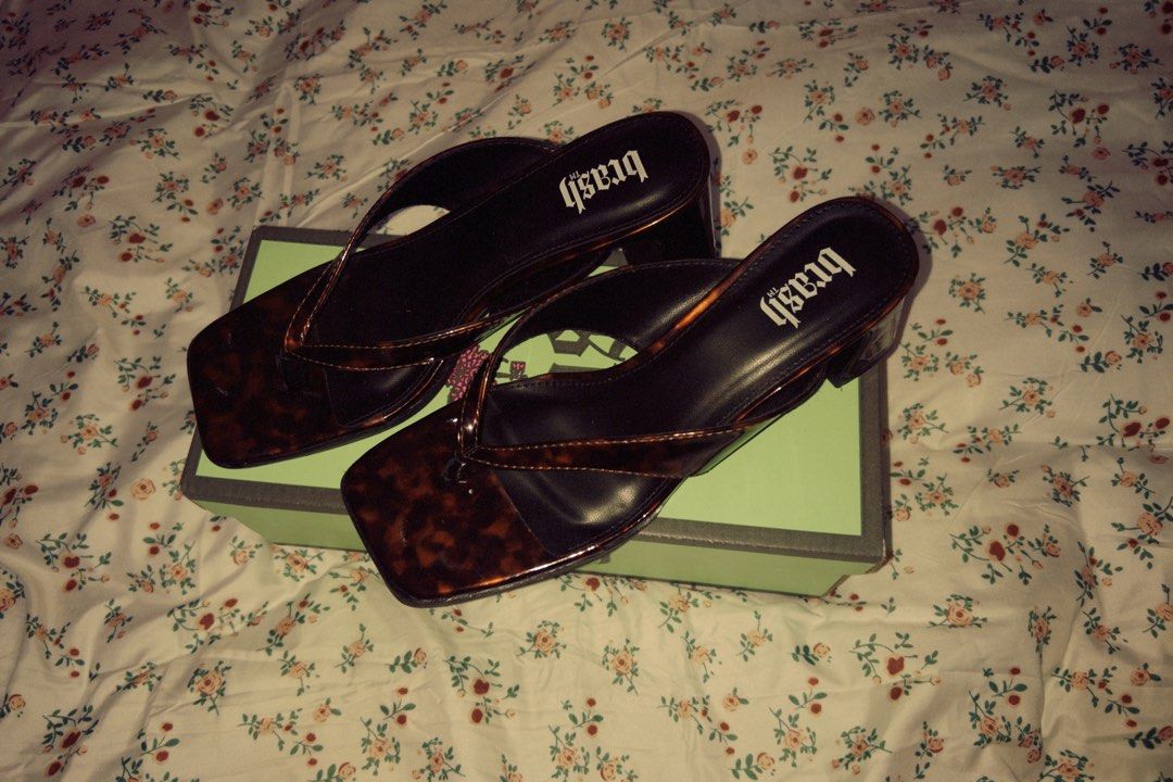 BRASH thong heel mayari brown kitten heels (Category: Heels) located in Manila. Submitted by acids.thrift (Listing ID 1453214718, Image 2). Description: Used once for a test run! Figured I really don't like short heels so planning to buy a different one after i sell this ☺️ Got it for 1,450 huhu.
