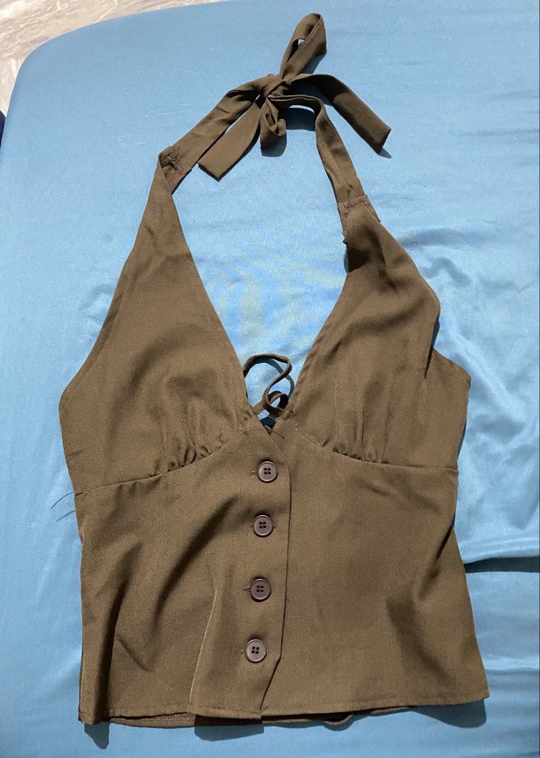 Brown Halter Neck Button Front Crop Top (Category: Sleeveless) located in Mexico. Submitted by 1009club (Listing ID 1453183247, Image 1). Description: - Cute brown halter top - Ties at the neck - Button front detail - Cropped length - Perfect for pairing with high-waisted bottoms - Ideal for night outs or casual days.