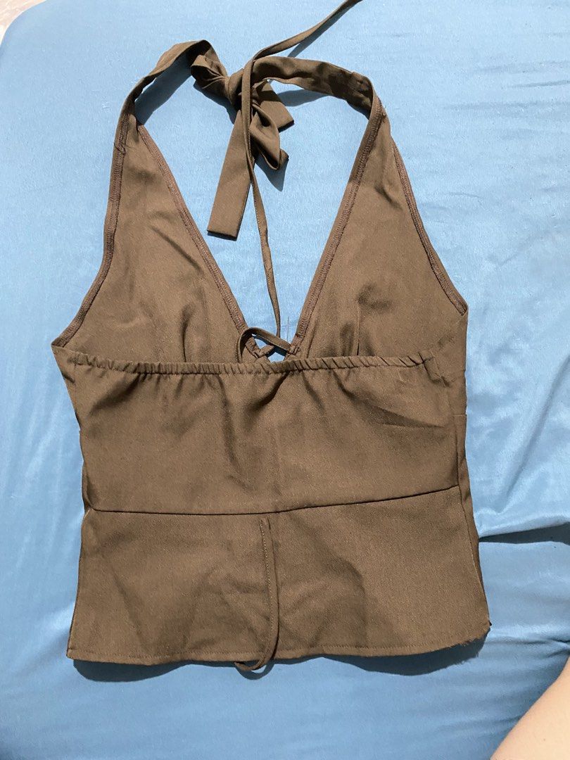 Brown Halter Neck Button Front Crop Top (Category: Sleeveless) located in Mexico. Submitted by 1009club (Listing ID 1453183247, Image 2). Description: - Cute brown halter top - Ties at the neck - Button front detail - Cropped length - Perfect for pairing with high-waisted bottoms - Ideal for night outs or casual days.