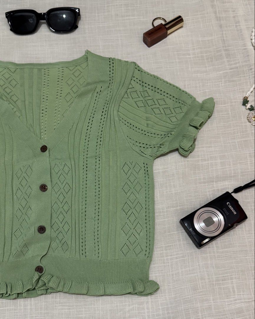 Button Down Knit Top (Category: Blouses) located in Bocaue. Submitted by jennasnts (Listing ID 1453133890, Image 2). Description: Never been used ❗️ Size: S-M Payment first (MOP: Gcash, Gotyme, Maribank) 📍bocaue, bulacan (MOD: J&T Express) .