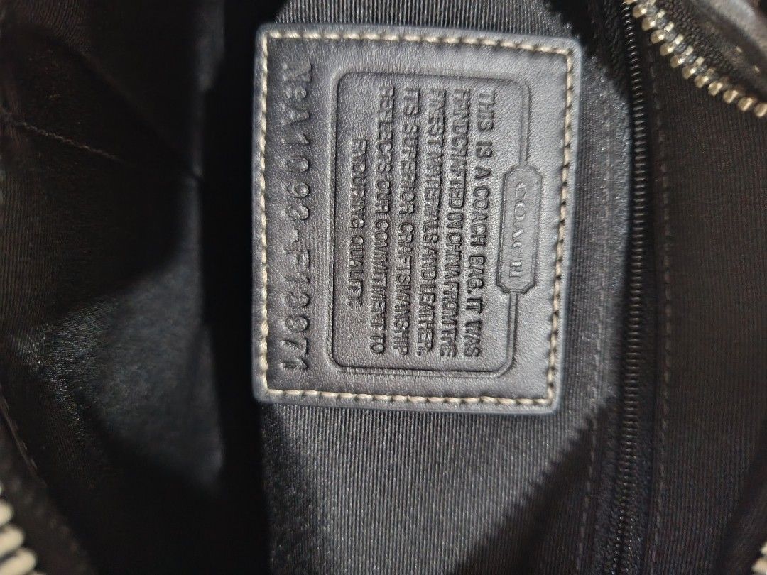 Caoch hobo bag (Category: Luxury Bags & Wallets) located in Manila. Submitted by youngdeer_4ec26d (Listing ID 1453111614, Image 3). Description: all good condition no issue authentic.