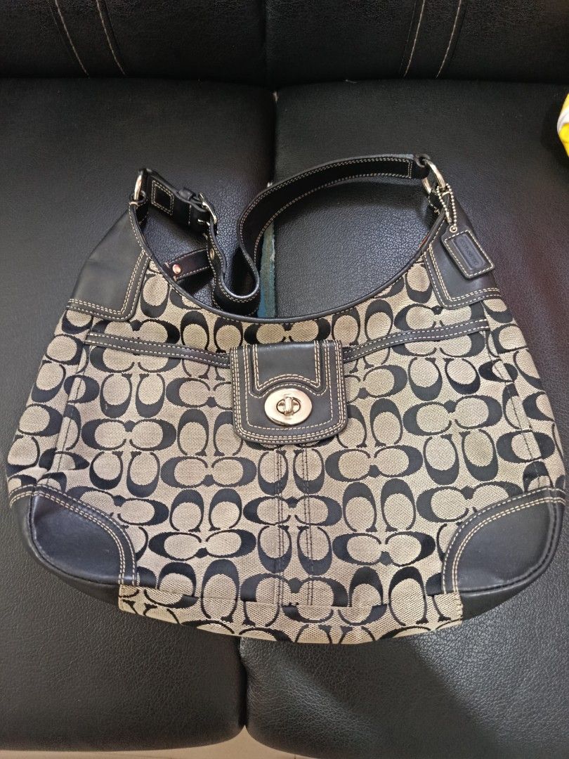 Caoch hobo bag (Category: Luxury Bags & Wallets) located in Manila. Submitted by youngdeer_4ec26d (Listing ID 1453111614, Image 1). Description: all good condition no issue authentic.
