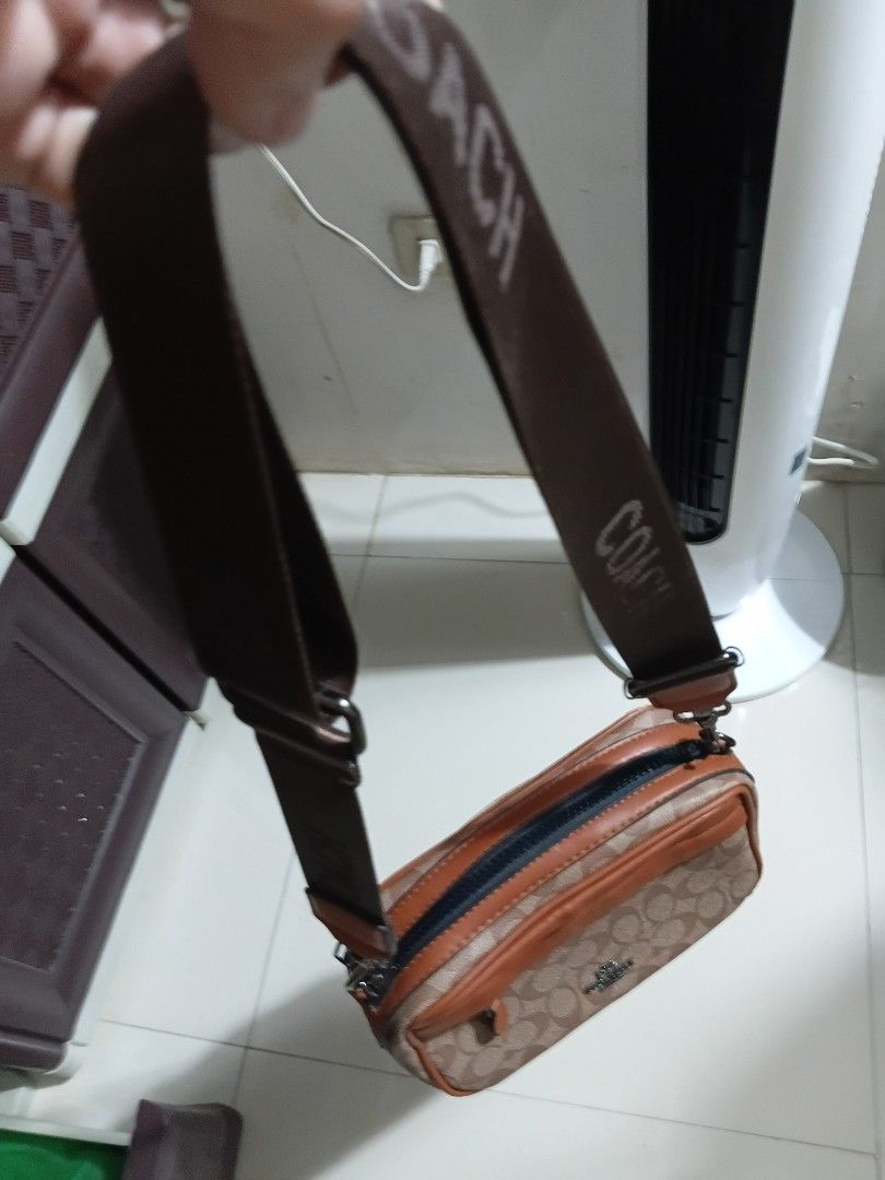 Coach Camera bag (Category: Luxury Bags & Wallets) located in Manila. Submitted by esor16 (Listing ID 1453109005, Image 2). Description: makinis na camera bag. may minor flaws. pero maayos at malinis pa sya..
