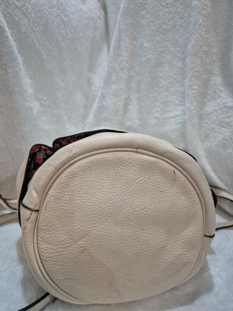 Coach Cream Leather Floral Drawstring Bucket Bag (Category: Luxury Bags & Wallets) located in Cebu City. Submitted by chocowaffol (Listing ID 1453204288, Image 3). Description: LIMITED EDITION Made in Vietnam .