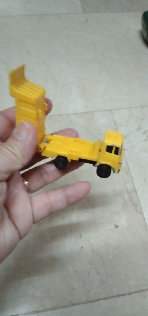 Construction truck maisto (Category: Vehicle & Diecast Models) located in Quezon City. Submitted by eidorableshop (Listing ID 1453209518, Image 1). Description: .