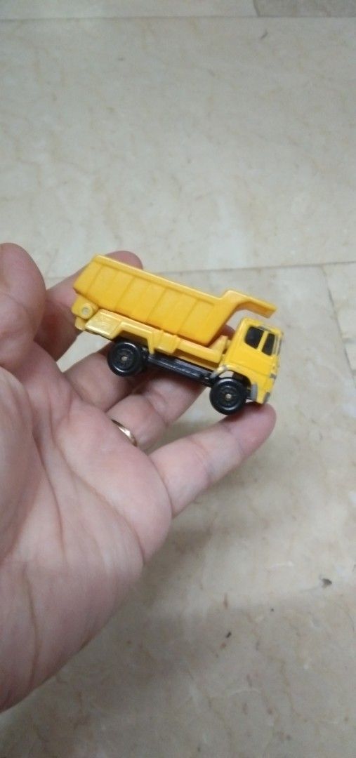 Construction truck maisto (Category: Vehicle & Diecast Models) located in Quezon City. Submitted by eidorableshop (Listing ID 1453209518, Image 3). Description: .
