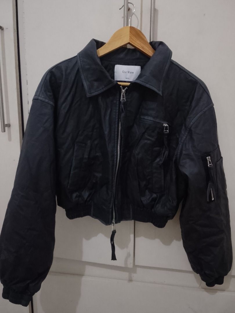 Crop top leather jacket (Category: Coats, Jackets and Outerwear) located in Quezon City. Submitted by kema2191 (Listing ID 1453110250, Image 1). Description: .
