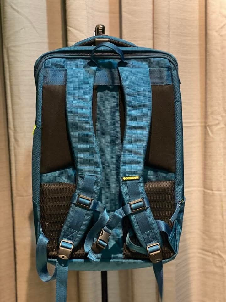 Descente Athletic Teal Backpack (Category: Backpacks) located in Manila. Submitted by louiefinds26 (Listing ID 1452161019, Image 2). Description: - Descente Athletic teal backpack - Features iconic Descente logo on the front - Includes a reflective strip on the side for added visibility - Perfect size for everyday essentials or sports gear 📌 Bought from Korea, sobrang ganda 😍.
