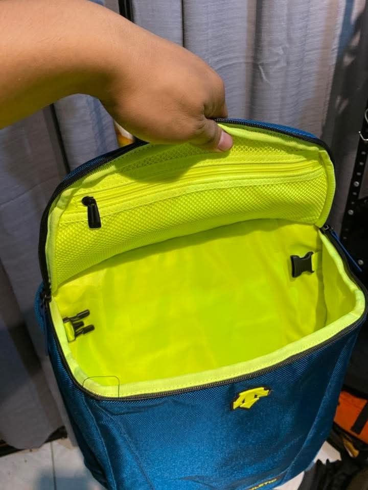 Descente Athletic Teal Backpack (Category: Backpacks) located in Manila. Submitted by louiefinds26 (Listing ID 1452161019, Image 3). Description: - Descente Athletic teal backpack - Features iconic Descente logo on the front - Includes a reflective strip on the side for added visibility - Perfect size for everyday essentials or sports gear 📌 Bought from Korea, sobrang ganda 😍.