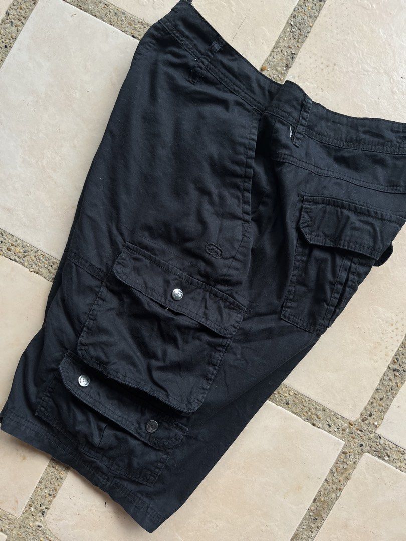 Ecko Unltd. Black Cargo Shorts Size 36 (Category: Shorts) located in Cavite. Submitted by the_retrorevivalph (Listing ID 1453212090, Image 3). Description: - Brand: Ecko Unltd. - Color: Black - Style: Cargo Shorts - Size: 36 waist - Features: Multiple front and back pockets, button and zip closure - Ideal for: Casual wear.