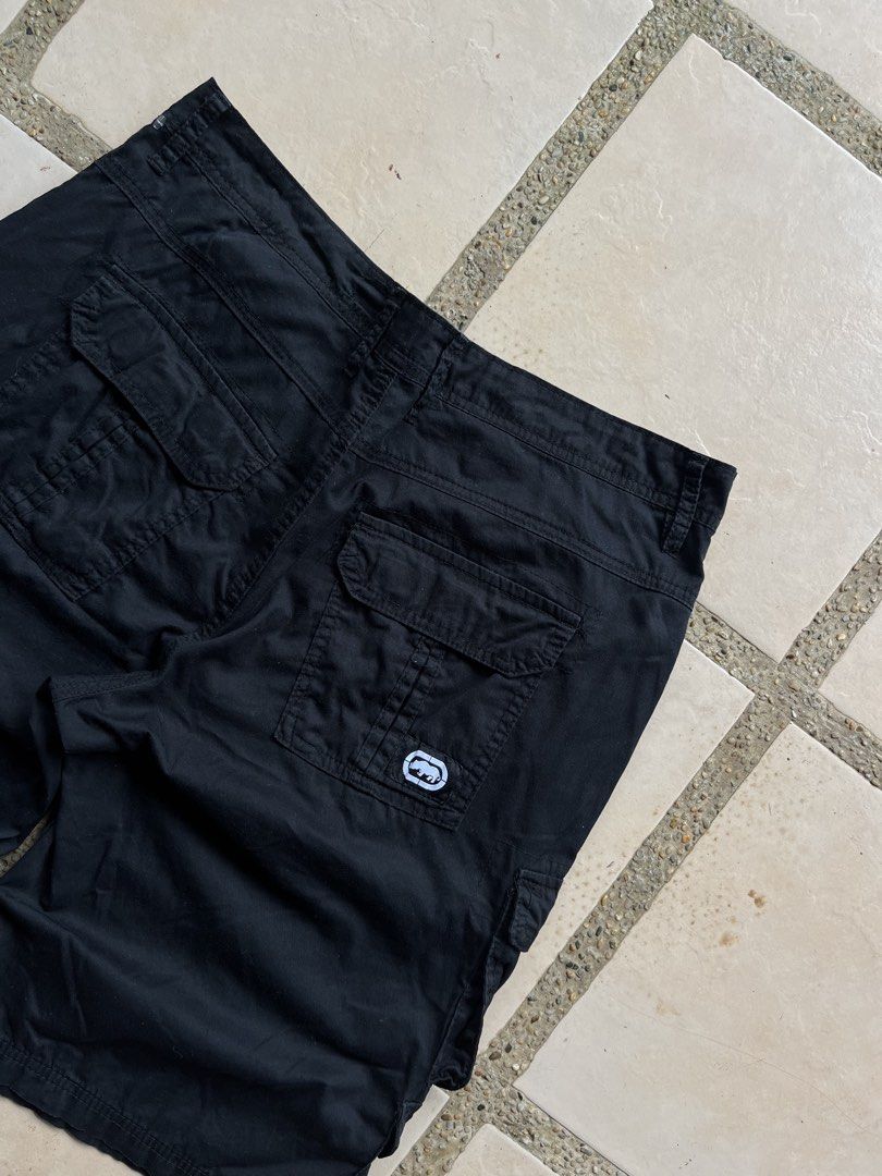 Ecko Unltd. Black Cargo Shorts Size 36 (Category: Shorts) located in Cavite. Submitted by the_retrorevivalph (Listing ID 1453212090, Image 2). Description: - Brand: Ecko Unltd. - Color: Black - Style: Cargo Shorts - Size: 36 waist - Features: Multiple front and back pockets, button and zip closure - Ideal for: Casual wear.