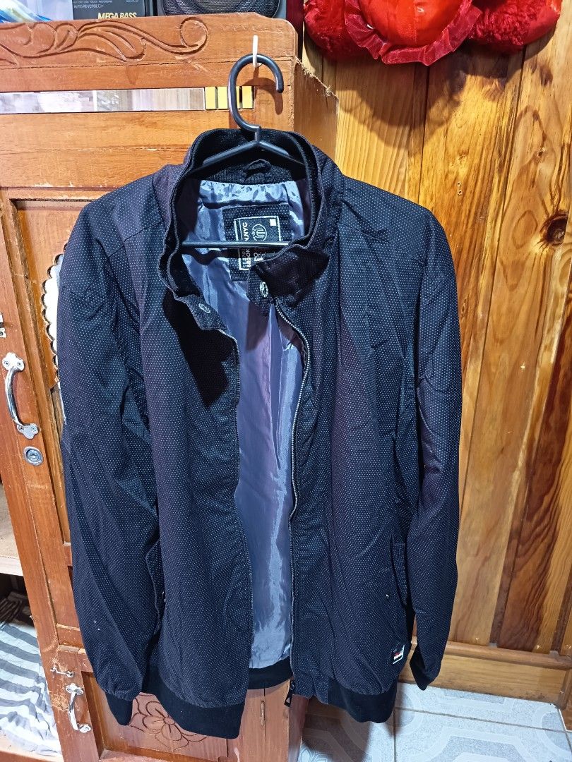 EDO Brooklyn NYC Original Label Jacket (Category: Coats, Jackets and Outerwear) located in La Trinidad. Submitted by blossomche98630 (Listing ID 1453116796, Image 1). Description: - Black jacket with subtle all-over dot pattern - Zip-up front with stand-up collar - Elasticated cuffs and hem for a snug fit - Contrasting purple-grey inner lining - Ideal for casual outfits or layering - Size: Medium (M).