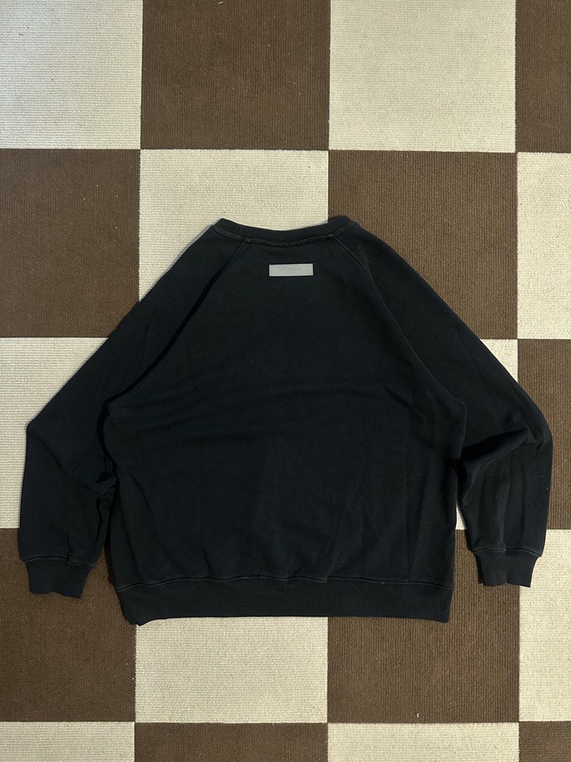 Essentials Sweatshirt (Category: Hoodies) located in Baguio. Submitted by thriftowen (Listing ID 1453069788, Image 2). Description: .