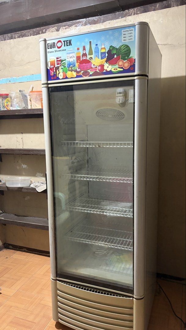 Eurotek Glass Showcase Display Fridge (Category: Refrigerators and Freezers) located in Baliuag. Submitted by mittyelj.1 (Listing ID 1453101208, Image 3). Description: - Eurotek Glass Showcase Fridge - Ideal for drinks and snacks - Cooling temperature: 0-3°C - Multiple shelves for ample storage - Perfect for shops and convenience stores - In excellent working condition Location: Baliwag, Bulacan Negotiable.