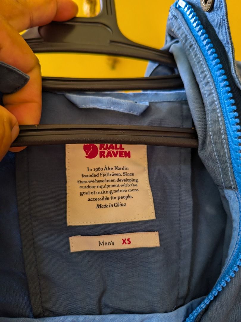 Fjallraven Skogso Jacket Blue (Category: Coats, Jackets and Outerwear) located in Mambajao. Submitted by growex (Listing ID 1453073416, Image 3). Description: - Fjallraven Skogso Jacket - Stylish two-tone blue design - Functional hooded feature - Secure button and zip closure - Convenient front pockets - Ideal for outdoor adventures and everyday wear - Please check photos for condition details dimensions 20x27.