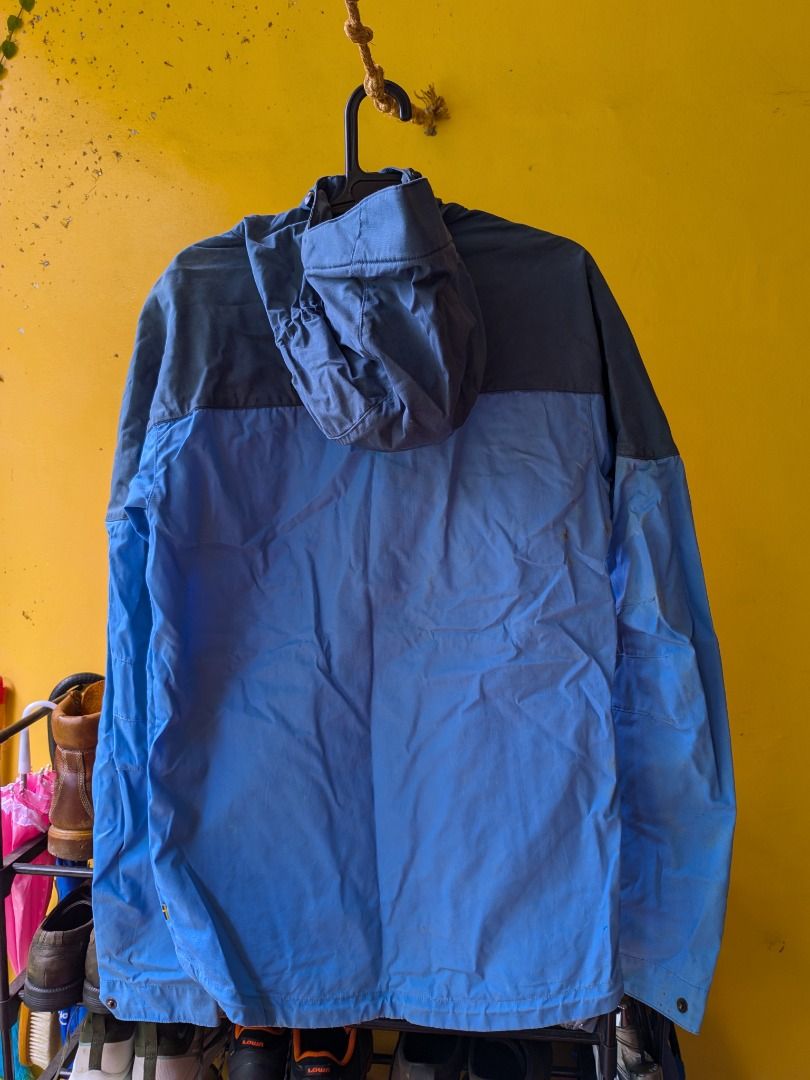 Fjallraven Skogso Jacket Blue (Category: Coats, Jackets and Outerwear) located in Mambajao. Submitted by growex (Listing ID 1453073416, Image 2). Description: - Fjallraven Skogso Jacket - Stylish two-tone blue design - Functional hooded feature - Secure button and zip closure - Convenient front pockets - Ideal for outdoor adventures and everyday wear - Please check photos for condition details dimensions 20x27.