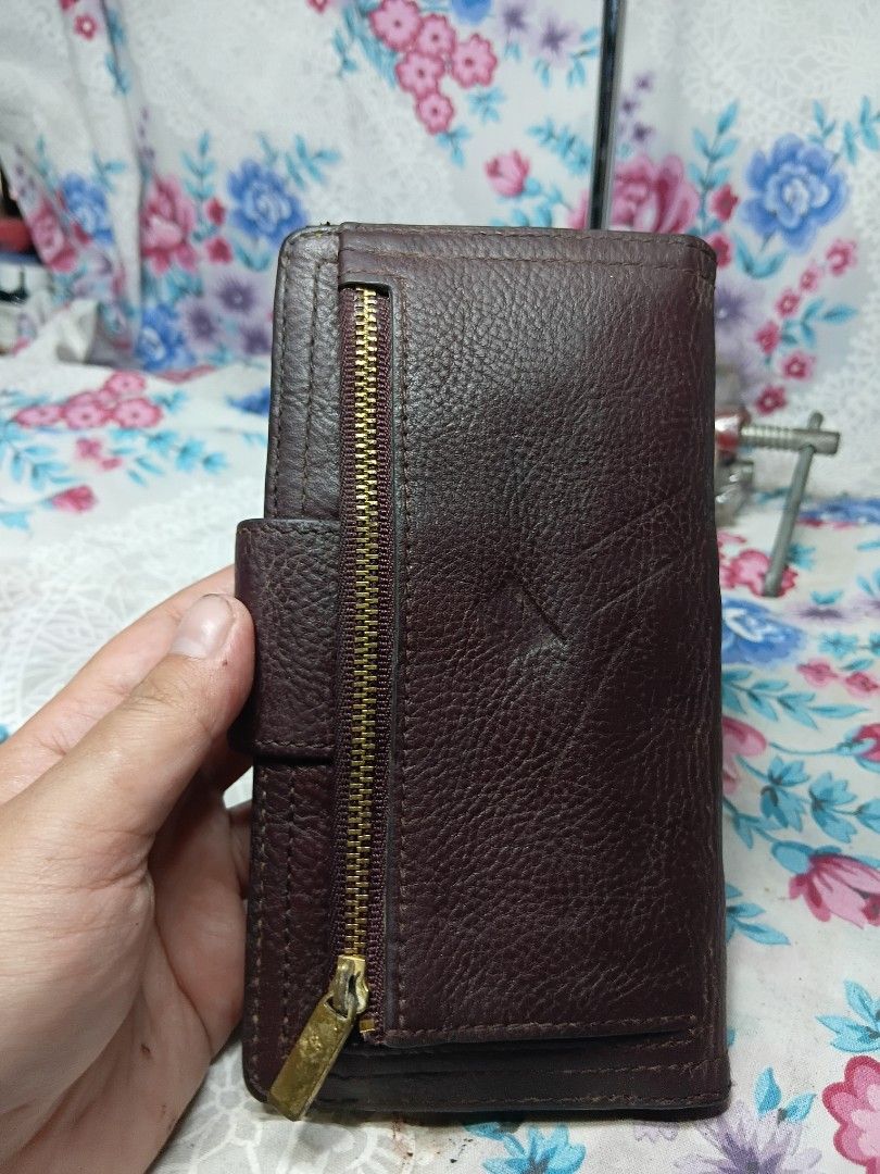 FOSSIL LEATHER WALLET (Category: Wallets & Card holders) located in General Mariano Alvarez. Submitted by adonid (Listing ID 1453147891, Image 3). Description: FOSSIL LEATHER WALLET GOOD CONDITION.