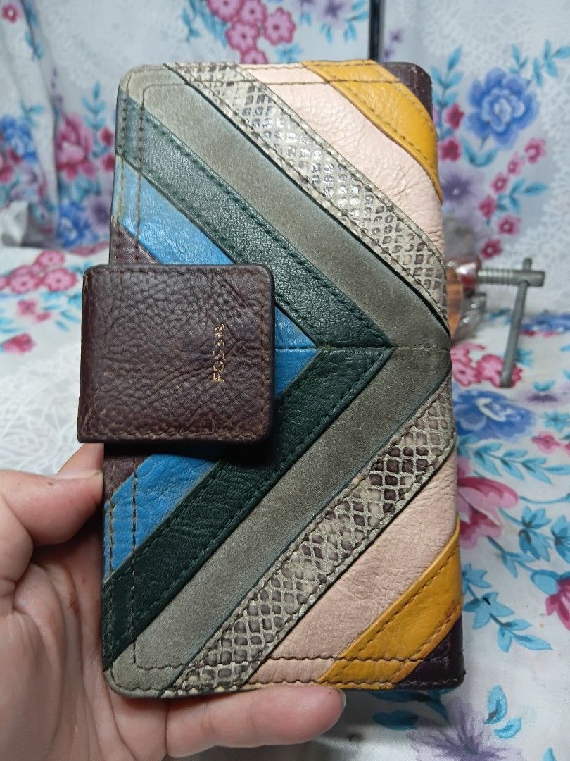 FOSSIL LEATHER WALLET (Category: Wallets & Card holders) located in General Mariano Alvarez. Submitted by adonid (Listing ID 1453147891, Image 1). Description: FOSSIL LEATHER WALLET GOOD CONDITION.