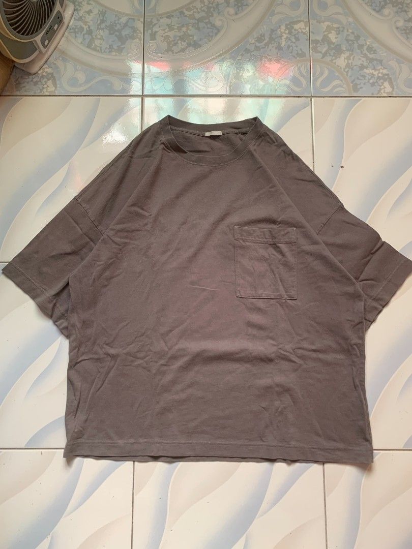 GU Oversized Pocket T-Shirt XL (Category: Tshirts & Polo Shirts ) located in Calamba. Submitted by glennkun192535 (Listing ID 1453193546, Image 1). Description: - Brand: GU - Color: Grey - Style: Oversized Pocket Tee - Size: XL - Material: 100% Cotton - Features: Simple, comfortable basic - Best for: Everyday wear - Condition: Please check photos for details.