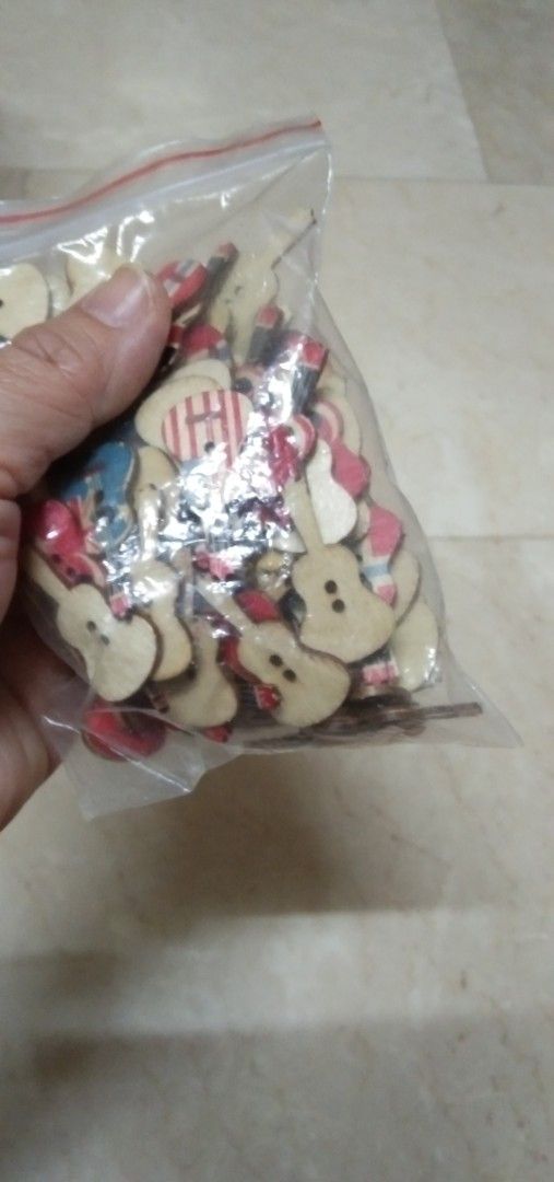 Guitars button set (Category: Musical Instruments) located in Quezon City. Submitted by eidorableshop (Listing ID 1453199798, Image 2). Description: .
