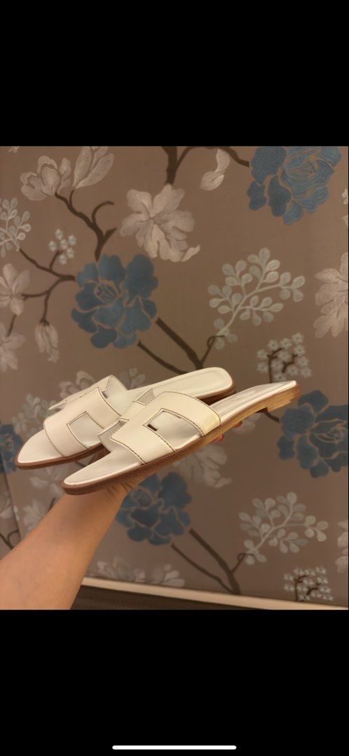 hermes oran white 37 (Category: Announcements) located in Manila. Submitted by ninalumbang (Listing ID 1453184240, Image 2). Description: Size 37 good condition preloved .