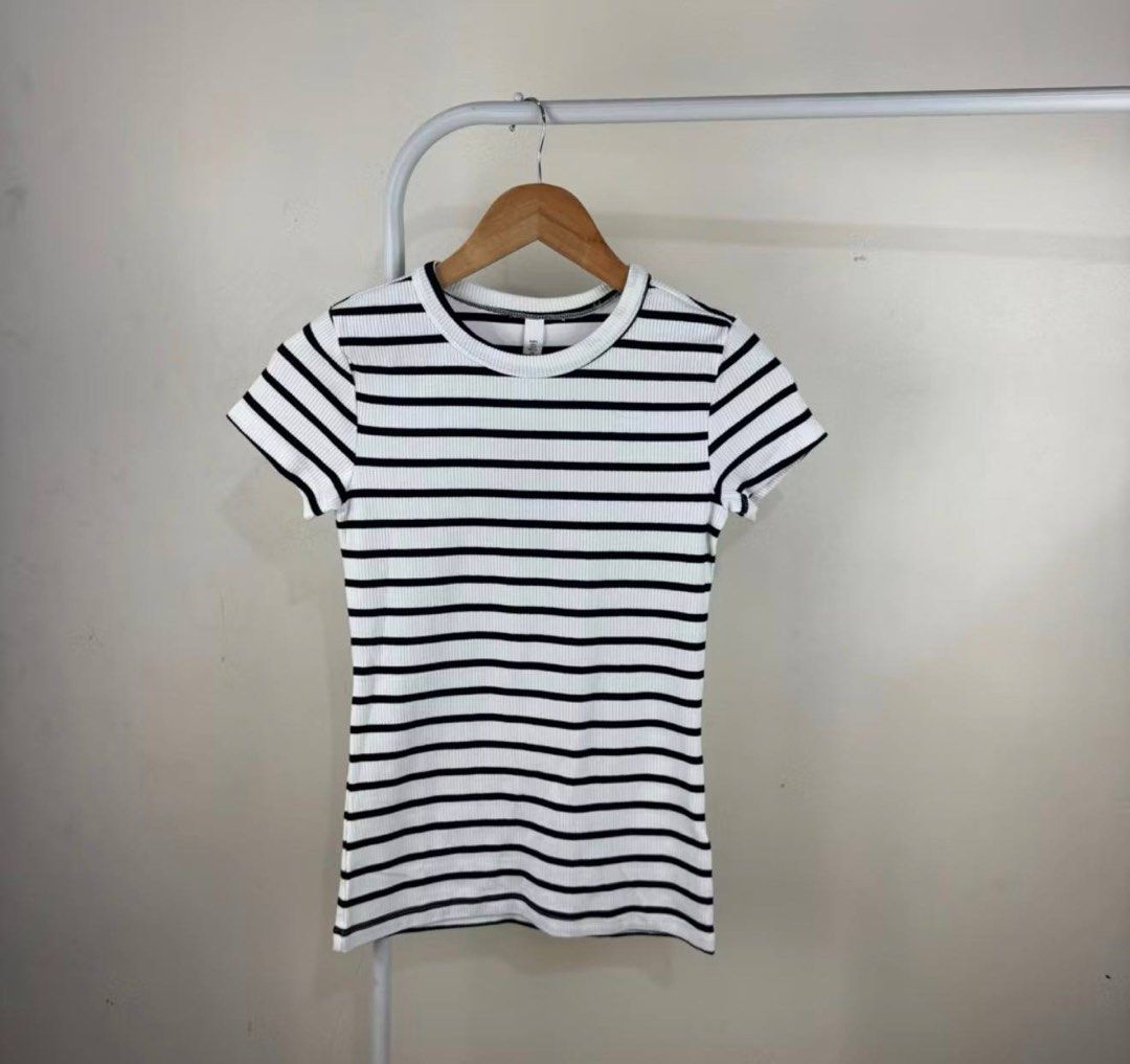 h&m basic tee (Category: Shirts) located in Singapore. Submitted by tehcaramelice (Listing ID 1453226898, Image 1). Description: strechable material! .