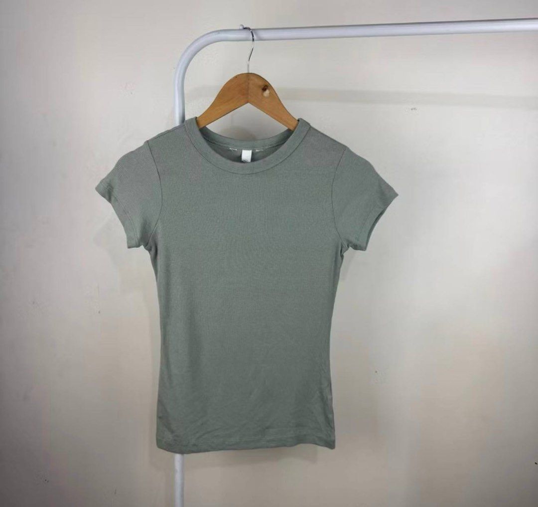 h&m basic tee (Category: Shirts) located in Singapore. Submitted by tehcaramelice (Listing ID 1453226898, Image 2). Description: strechable material! .