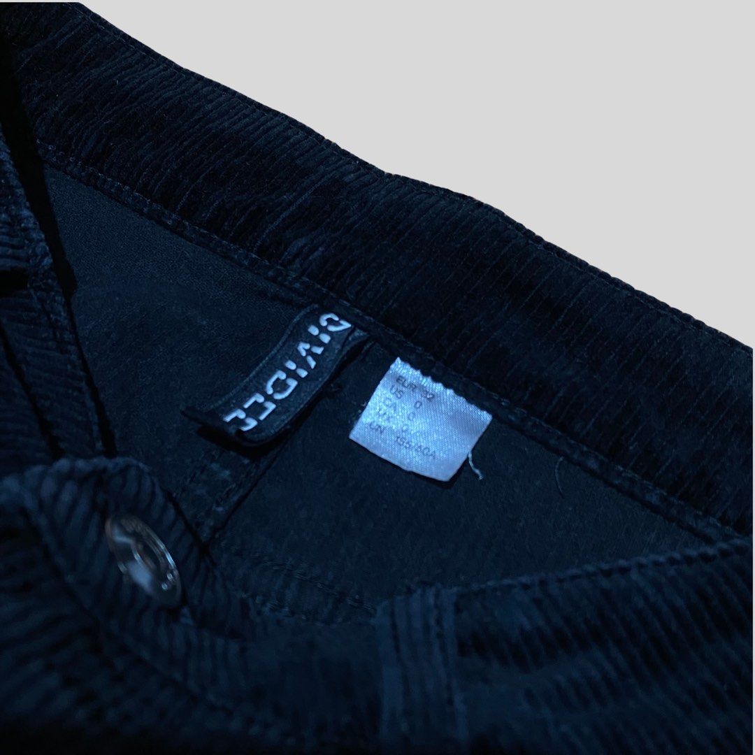 H&M Corduroy Black Pants (Category: Jeans) located in Marikina City. Submitted by ike.closet (Listing ID 1453123132, Image 3). Description: Waistline: 24 Inch.
