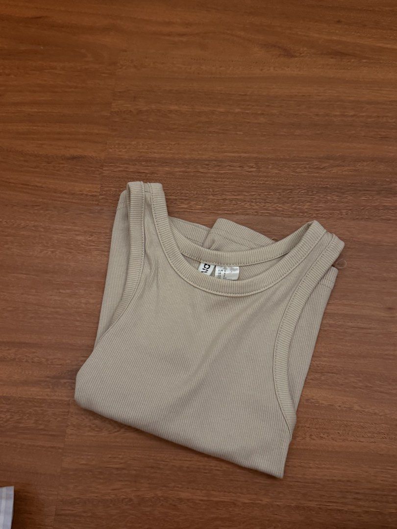 H&M tank top (Category: Shirts) located in Santa Rosa. Submitted by xei___ (Listing ID 1453224847, Image 1). Description: size small good for petite - as new condi - rfs: doesn’t fit me 🥲 pm for more photos .