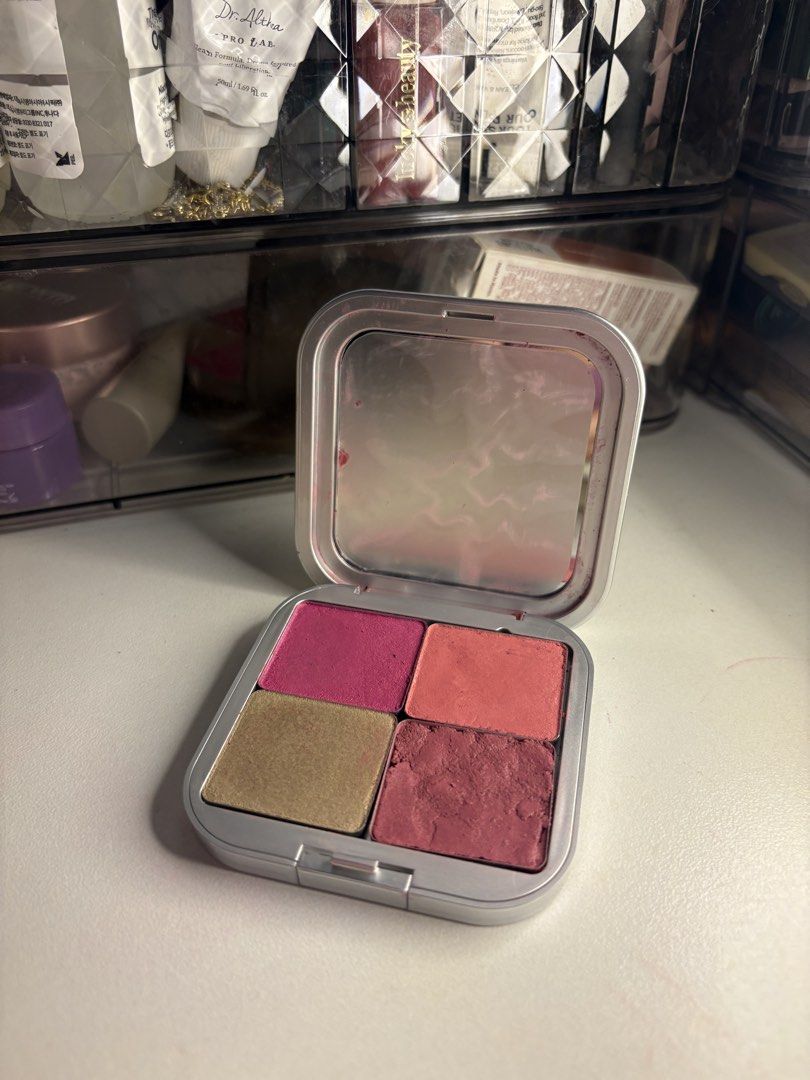 Issy blush and highlighter (Category: Makeup) located in Manila. Submitted by thriftthirstyyy (Listing ID 1453075753, Image 2). Description: Never ginamit basag lang talaga yung isa .