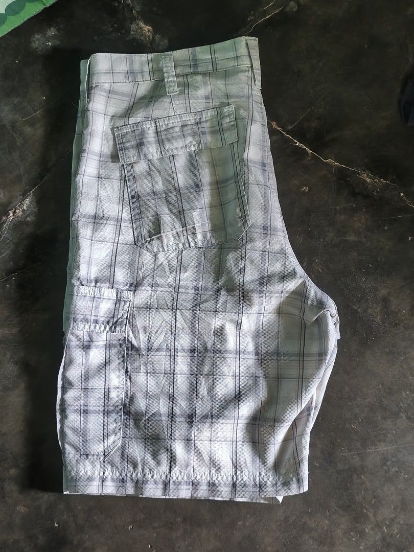 Lee cargo plaid shorts (Category: Shorts) located in Manila. Submitted by sourceph (Listing ID 1453135989, Image 2). Description: 70 ship.