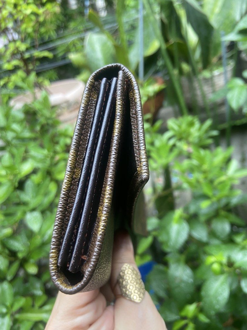Louis Vuitton Monogram Bifold Wallet authentic vintage (Category: Luxury Bags & Wallets) located in Rizal. Submitted by baglovers10 (Listing ID 1453112793, Image 3). Description: - Authentic Louis Vuitton monogram wallet - Classic bifold design - Ample space for cards and cash - Great for everyday carry.